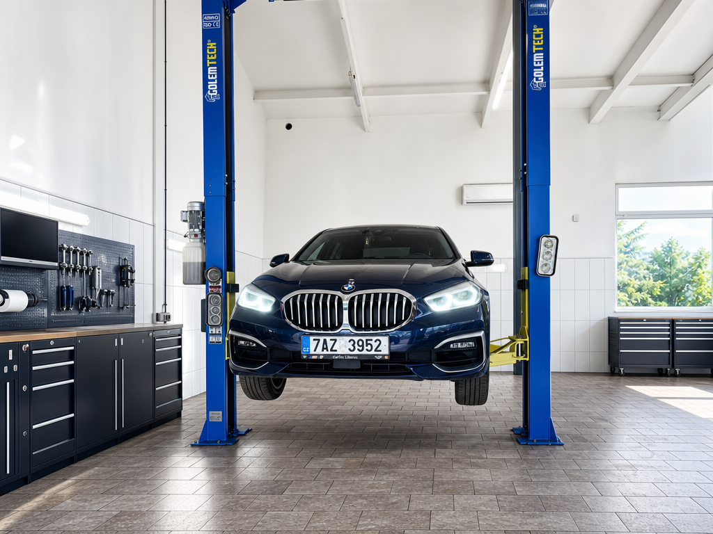 Vůz na zvedáku v dílně autoservisu